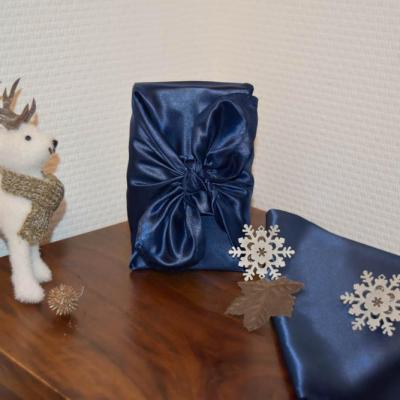 Tissu bleu satin